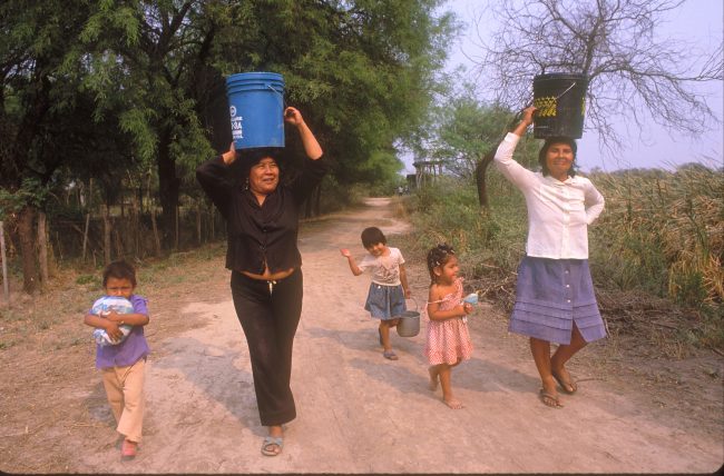 Paraguay, Chaco. mujeres llevando agua potable.