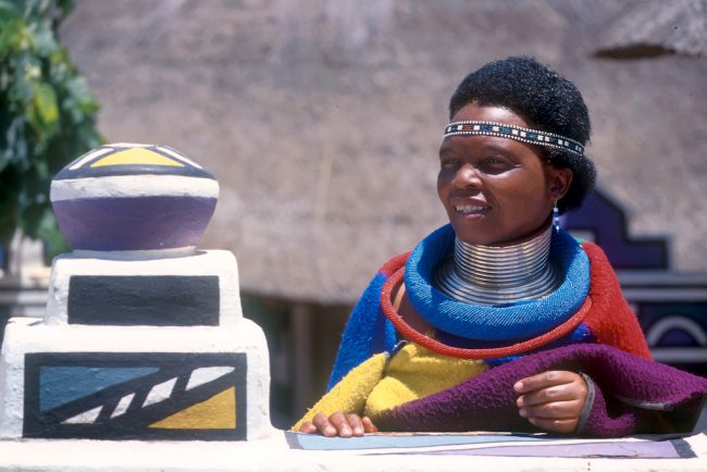 Sudáfrica, Transvaal, Middelburg, pueblo Botshabelo, Arte Ndebele