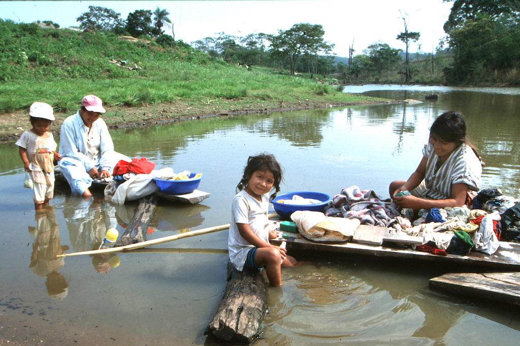 Monopolio Capitán Brie gradualmente Bolivia, Chiquitina, lavar la ropa en el río