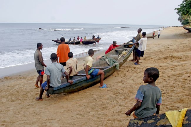 Camerún, Kribi, Regreso de los pescadores