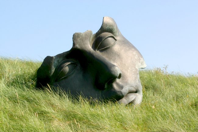 Holanda, Zuid-Holland, Scheveningen, Museo de las Esculturas en la Playa, Obra de Igor Mitoraj (La luz de la luna)
